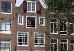 Amsterdam 1 augustus 2022
Het nieuwe huis van prinses Amalia wordt helemaal verbouwd . Er zijn nu ook veiligheids camera's opgehangen . Grachtenpand.