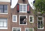 Amsterdam 1 augustus 2022
Het nieuwe huis van prinses Amalia wordt helemaal verbouwd . Er zijn nu ook veiligheids camera's opgehangen . Grachtenpand.