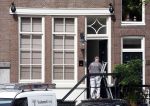 Amsterdam 1 augustus 2022
Het nieuwe huis van prinses Amalia wordt helemaal verbouwd . Er zijn nu ook veiligheids camera's opgehangen . Grachtenpand.