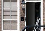 Amsterdam 1 augustus 2022
Het nieuwe huis van prinses Amalia wordt helemaal verbouwd . Er zijn nu ook veiligheids camera's opgehangen . Grachtenpand.