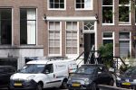 Amsterdam 1 augustus 2022
Het nieuwe huis van prinses Amalia wordt helemaal verbouwd . Er zijn nu ook veiligheids camera's opgehangen . Grachtenpand.