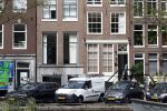 Amsterdam 1 augustus 2022
Het nieuwe huis van prinses Amalia wordt helemaal verbouwd . Er zijn nu ook veiligheids camera's opgehangen . Grachtenpand.