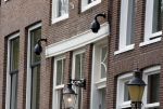 Amsterdam 1 augustus 2022
Het nieuwe huis van prinses Amalia wordt helemaal verbouwd . Er zijn nu ook veiligheids camera's opgehangen . Grachtenpand.