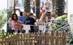 Spanje 4 augustus 2022
Andre Hazes viert vakantie in Spanje met zijn moeder tante en neven. De tattoo 1212 is bijna weg gelaserd .