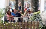 Spanje 4 augustus 2022
Andre Hazes viert vakantie in Spanje met zijn moeder tante en neven. De tattoo 1212 is bijna weg gelaserd .