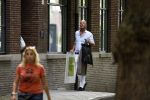 Amsterdam 21 augustus 2022
Astrid Joosten en haar man Rob Peters arriveren met boodschappen bij hun huis in Amsterdam zuid