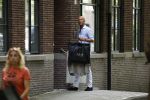 Amsterdam 21 augustus 2022
Astrid Joosten en haar man Rob Peters arriveren met boodschappen bij hun huis in Amsterdam zuid