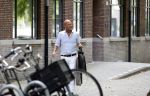 Amsterdam 21 augustus 2022
Astrid Joosten en haar man Rob Peters arriveren met boodschappen bij hun huis in Amsterdam zuid
