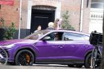 Amsterdam 10 september 2022
Robert Doornbos met vriendin Chantal Bles en kinderen in paarse Lamborgini Urus