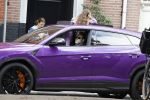 Amsterdam 10 september 2022
Robert Doornbos met vriendin Chantal Bles en kinderen in paarse Lamborgini Urus