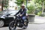 Amsterdam 1 augustus 2022
Ruud Gullit op zijn electrische Brekr scooter in Amsterdam zuid.