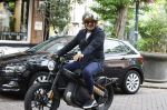 Amsterdam 1 augustus 2022
Ruud Gullit op zijn electrische Brekr scooter in Amsterdam zuid.