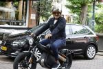 Amsterdam 1 augustus 2022
Ruud Gullit op zijn electrische Brekr scooter in Amsterdam zuid.