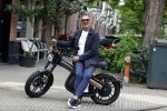 Amsterdam 1 augustus 2022
Ruud Gullit op zijn electrische Brekr scooter in Amsterdam zuid.