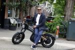 Amsterdam 1 augustus 2022
Ruud Gullit op zijn electrische Brekr scooter in Amsterdam zuid.