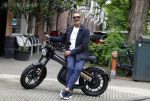 Amsterdam 1 augustus 2022
Ruud Gullit op zijn electrische Brekr scooter in Amsterdam zuid.
