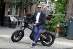 Amsterdam 1 augustus 2022
Ruud Gullit op zijn electrische Brekr scooter in Amsterdam zuid.