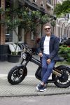 Amsterdam 1 augustus 2022
Ruud Gullit op zijn electrische Brekr scooter in Amsterdam zuid.