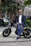 Amsterdam 1 augustus 2022
Ruud Gullit op zijn electrische Brekr scooter in Amsterdam zuid.
