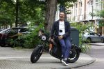 Amsterdam 1 augustus 2022
Ruud Gullit op zijn electrische Brekr scooter in Amsterdam zuid.