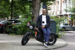 Amsterdam 1 augustus 2022
Ruud Gullit op zijn electrische Brekr scooter in Amsterdam zuid.