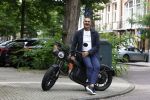 Amsterdam 1 augustus 2022
Ruud Gullit op zijn electrische Brekr scooter in Amsterdam zuid.
