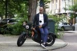 Amsterdam 1 augustus 2022
Ruud Gullit op zijn electrische Brekr scooter in Amsterdam zuid.
