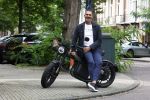 Amsterdam 1 augustus 2022
Ruud Gullit op zijn electrische Brekr scooter in Amsterdam zuid.