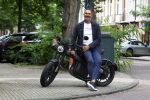 Amsterdam 1 augustus 2022
Ruud Gullit op zijn electrische Brekr scooter in Amsterdam zuid.