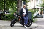 Amsterdam 1 augustus 2022
Ruud Gullit op zijn electrische Brekr scooter in Amsterdam zuid.