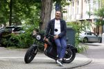 Amsterdam 1 augustus 2022
Ruud Gullit op zijn electrische Brekr scooter in Amsterdam zuid.