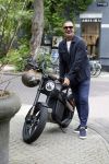 Amsterdam 1 augustus 2022
Ruud Gullit op zijn electrische Brekr scooter in Amsterdam zuid.