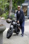 Amsterdam 1 augustus 2022
Ruud Gullit op zijn electrische Brekr scooter in Amsterdam zuid.