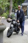 Amsterdam 1 augustus 2022
Ruud Gullit op zijn electrische Brekr scooter in Amsterdam zuid.