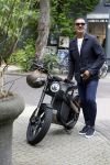 Amsterdam 1 augustus 2022
Ruud Gullit op zijn electrische Brekr scooter in Amsterdam zuid.