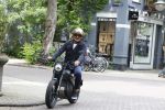Amsterdam 1 augustus 2022
Ruud Gullit op zijn electrische Brekr scooter in Amsterdam zuid.