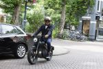 Amsterdam 1 augustus 2022
Ruud Gullit op zijn electrische Brekr scooter in Amsterdam zuid.