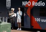 Blaricum 7 september 2022
Ruud de Wild en Gijs Staverman toeren met deRadio2 collectebus door nederland om geld op te halen voor het KWF. in Blaricum gingen ze bij ijssalon de HOOP langs.