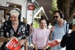 Blaricum 7 september 2022
Ruud de Wild en Gijs Staverman toeren met deRadio2 collectebus door nederland om geld op te halen voor het KWF. in Blaricum gingen ze bij ijssalon de HOOP langs.