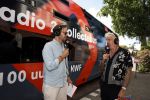 Blaricum 7 september 2022
Ruud de Wild en Gijs Staverman toeren met deRadio2 collectebus door nederland om geld op te halen voor het KWF. in Blaricum gingen ze bij ijssalon de HOOP langs.
