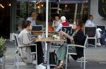 Amsterdam 27 augustus 2022
Holly Brood en haar moeder Sandra Brood op terras.