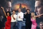 Barneveld 23 augustus 2023
Dorian Bindels en Soy Kroon gaan de mannelijke hoofdrollen spelen in 40-45 de Musical die door Studio 100 geproduceerd wordt . De vrouwelijke hoofdrollen worden vertolkt door Niniane Everaert en Gaia Aikman .De voorstelling gaat spelen in de midden Nederland hallen. Gert Verhulst is de bedenker. Renze Klamer presenteert het .