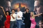 Barneveld 23 augustus 2023
Dorian Bindels en Soy Kroon gaan de mannelijke hoofdrollen spelen in 40-45 de Musical die door Studio 100 geproduceerd wordt . De vrouwelijke hoofdrollen worden vertolkt door Niniane Everaert en Gaia Aikman .De voorstelling gaat spelen in de midden Nederland hallen. Gert Verhulst is de bedenker. Renze Klamer presenteert het .