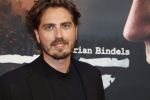 Barneveld 23 augustus 2023
Dorian Bindels en Soy Kroon gaan de mannelijke hoofdrollen spelen in 40-45 de Musical die door Studio 100 geproduceerd wordt . De vrouwelijke hoofdrollen worden vertolkt door Niniane Everaert en Gaia Aikman .De voorstelling gaat spelen in de midden Nederland hallen. Gert Verhulst is de bedenker. Renze Klamer presenteert het .