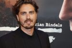 Barneveld 23 augustus 2023
Dorian Bindels en Soy Kroon gaan de mannelijke hoofdrollen spelen in 40-45 de Musical die door Studio 100 geproduceerd wordt . De vrouwelijke hoofdrollen worden vertolkt door Niniane Everaert en Gaia Aikman .De voorstelling gaat spelen in de midden Nederland hallen. Gert Verhulst is de bedenker. Renze Klamer presenteert het .