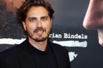 Barneveld 23 augustus 2023
Dorian Bindels en Soy Kroon gaan de mannelijke hoofdrollen spelen in 40-45 de Musical die door Studio 100 geproduceerd wordt . De vrouwelijke hoofdrollen worden vertolkt door Niniane Everaert en Gaia Aikman .De voorstelling gaat spelen in de midden Nederland hallen. Gert Verhulst is de bedenker. Renze Klamer presenteert het .