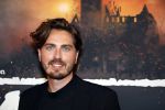 Barneveld 23 augustus 2023
Dorian Bindels en Soy Kroon gaan de mannelijke hoofdrollen spelen in 40-45 de Musical die door Studio 100 geproduceerd wordt . De vrouwelijke hoofdrollen worden vertolkt door Niniane Everaert en Gaia Aikman .De voorstelling gaat spelen in de midden Nederland hallen. Gert Verhulst is de bedenker. Renze Klamer presenteert het .