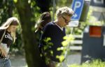 Zuiderwoude 26 juli 2023
Thijs Romer viert zijn verjaardag . Zijn moeder Yvonne Smolders is bij nhem thuis en laat de hond uit . Zus Nienke Romer en zwager Frederik Brom komen met hun dochter langs.
