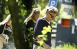 Zuiderwoude 26 juli 2023
Thijs Romer viert zijn verjaardag . Zijn moeder Yvonne Smolders is bij nhem thuis en laat de hond uit . Zus Nienke Romer en zwager Frederik Brom komen met hun dochter langs.