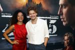 Barneveld 23 augustus 2023
Dorian Bindels en Soy Kroon gaan de mannelijke hoofdrollen spelen in 40-45 de Musical die door Studio 100 geproduceerd wordt . De vrouwelijke hoofdrollen worden vertolkt door Niniane Everaert en Gaia Aikman .De voorstelling gaat spelen in de midden Nederland hallen. Gert Verhulst is de bedenker. Renze Klamer presenteert het .
